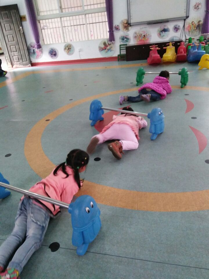 五通桥区牛华镇幼儿园——匍匐爬行