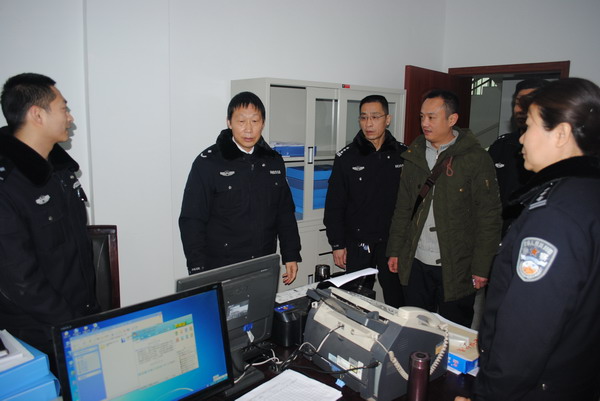 市公安局交警支队政委陈荣培深入五通检查指导道路交通安全综合整治