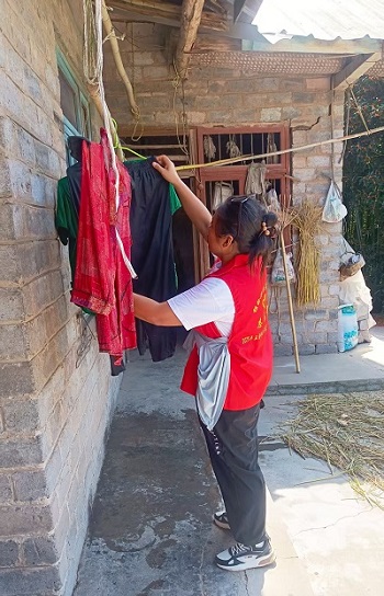 为困难老人清洗衣服