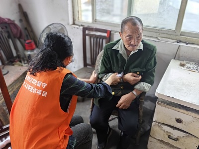 为农村留守老人测量血压