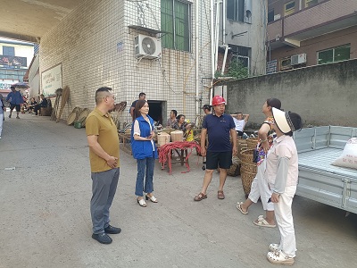现场了解农贸市场施工情况
